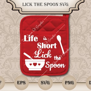 Puede incluir: Manopla de horno acolchada roja con texto blanco que dice "Life is Short Lick the Spoon" y un gráfico de cuchara y tazón.