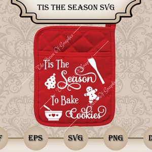 Pode incluir: Luva de forno acolchoada vermelha com texto branco que diz "Tis the Season to Bake Cookies". O texto é rodeado por uma árvore de Natal, um homem de gengibre, uma tigela para misturar e uma colher de pau.