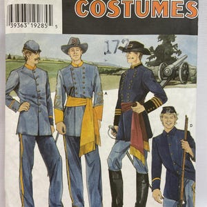 Könnte beinhalten: Simplicity Costumes Nähmuster Nummer 1274 für Uniformen aus der Zeit des amerikanischen Bürgerkriegs. Das Muster umfasst vier verschiedene Uniform-Stile, darunter eine blaue Jacke mit goldenen Verzierungen, eine blaue Jacke mit roten Verzierungen, eine blaue Jacke mit gelben Verzierungen und eine blaue Jacke mit schwarzen Verzierungen. Das Muster enthält auch Anleitungen zum Nähen von Hüten und Accessoires.