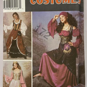 Può includere: Modello di cucito Simplicity Costumes numero 9966 per le taglie 14, 16, 18 e 20. Il modello include tre diversi design di costumi: un pirata, un contadino e una principessa. Il costume da pirata presenta una parte superiore bordeaux con dettagli dorati, una gonna nera e una bandana rossa. Il costume da contadino presenta una gonna a quadri, una blusa bianca e un gilet marrone. Il costume da principessa presenta un abito rosa con una sovrapposizione di pizzo bianco e una cintura dorata.