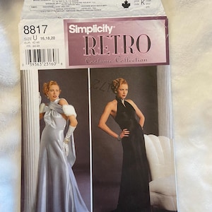Op de afbeelding: Simplicity naaipatroon nummer 8817 voor een Retro-kostuumcollectie. Het patroon bevat twee jurkdesigns, een in zilver en een in zwart. Het patroon is voor de maten 16, 18 en 20.