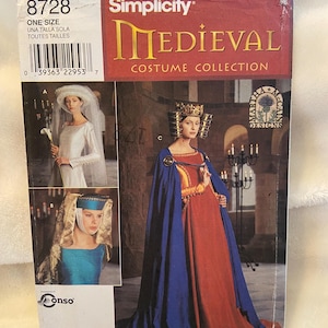 Op de afbeelding: Simplicity patroon 8728 voor een middeleeuws kostuum. Het patroon bevat drie verschillende ontwerpen: een witte jurk met een sluier, een blauwe jurk met een gouden en witte hoofdtooi, en een rode jurk met een blauwe cape en een gouden kroon.