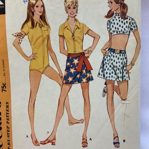 Pode incluir: Um padrão de costura vintage apresentando três estilos diferentes de roupas para mulheres. O padrão inclui um macacão, uma saia e uma blusa. O padrão é rotulado como "Guia fácil de duas cores incluído no padrão".