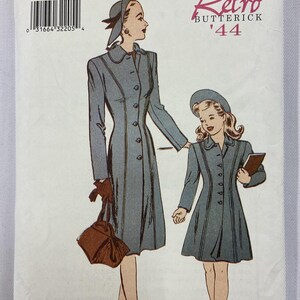 Op de afbeelding: Vintage Butterick naaipatroon met een retro ontwerp. De omslag toont illustraties van een vrouw en een kind in bijpassende grijze jassen en hoeden. Het patroon bevat de tekst "Retro Butterick '44" en het nummer "6758".
