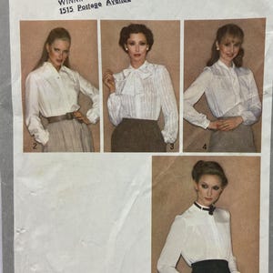 Könnte beinhalten: Ein Vintage-Schnittmuster für eine Bluse mit Schleife. Das Schnittmuster ist Simplicity 9167 und ist für die Größen 20-22. Das Schnittmuster enthält vier verschiedene Ansichten der Bluse, jede mit einem anderen Schleifenstil.