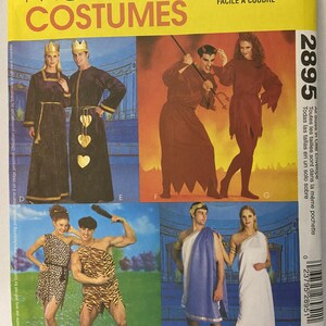 Puede incluir: Un patrón de costura para disfraces, con cuatro parejas diferentes: un rey y una reina, un diablo y una bruja, un hombre de las cavernas y una mujer de las cavernas, y un dios romano y una diosa romana. El patrón se llama "McCall's Easy-to-Sew Costumes" y el número de patrón es 2895.