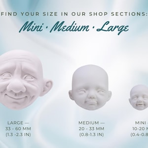 K&ouml;nnte beinhalten: Drei wei&szlig;e, modellierte Gesichter in verschiedenen Gr&ouml;&szlig;en, beschriftet als Mini, Medium und Large. Der Text lautet: FIND YOUR SIZE IN OUR SHOP SECTIONS: Mini, Medium, Large. Die Ma&szlig;e sind f&uuml;r jede Kategorie in Millimetern und Zoll angegeben.