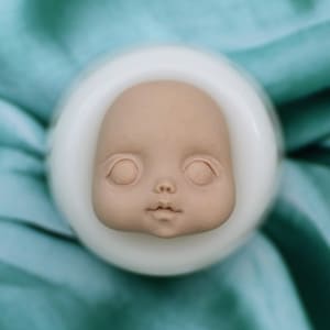 Moule visage yeux ouverts, Moule visage de bébé unique, Moule visage en silicone fait main, Moule visage en résine ou en pâte polymère, Moule visage yeux larges n°031