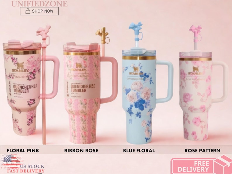 Puede incluir: Cuatro vasos Stanley Quencher H2.0 con asas y pajitas. El primero es rosa floral, el segundo es rosa cinta con rayas, el tercero es azul floral y el cuarto es blanco con un patr&oacute;n de rosas. Cada uno cuenta con una tapa y un logotipo.