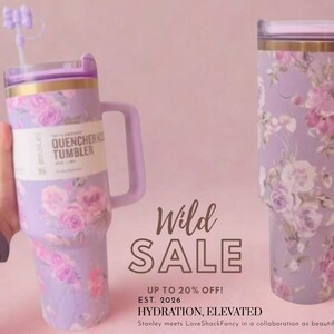 Puede incluir: Dos vasos de color lavanda con un estampado floral de rosas rosas y blancas. El vaso de la izquierda tiene un asa, una pajita con un lazo decorativo y una etiqueta que dice The Flowstate Quencher H2.0 Tumbler. El texto Wild Sale aparece.