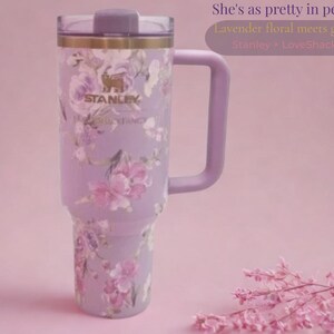 Vaso térmico Stanley x LoveShackFancy de 40 oz – Floral Lavender Quencher H2.0 imagen 2