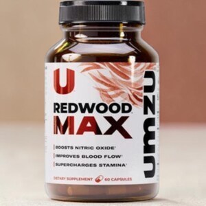 Puede incluir: Una botella de suplemento marr&oacute;n con tapa negra. La etiqueta dice "REDWOOD MAX" con la letra "U" en la parte superior. El texto en la etiqueta incluye "BOOSTS NITRIC OXIDE", "IMPROVES BLOOD FLOW" y "SUPERCHARGES STAMINA". La botella contiene 60 c&aacute;psulas.