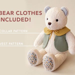 K&ouml;nnte beinhalten: Ein wei&szlig;er Teddyb&auml;r mit einer gr&uuml;nen Weste und einem gelben Kragen mit Schleife. Die Ohren des B&auml;ren haben ein blau-wei&szlig;es Karomuster. Die F&uuml;&szlig;e des B&auml;ren haben ein Blumenmuster. Der Text auf dem Bild lautet "BEAR CLOTHES INCLUDED!" und "COLLAR PATTERN" und "VEST PATTERN".