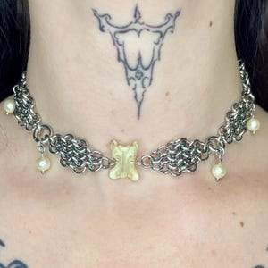 De Chainmaille choker met parels en botten