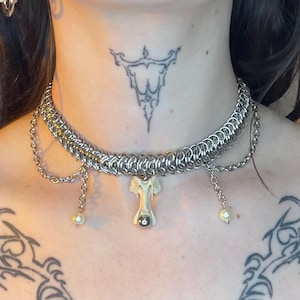 Eenvoudige choker van been en parel