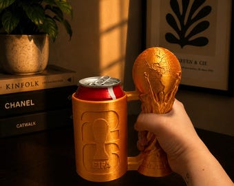 Uchwyt na puszkę z pucharem Mistrzostw Świata | Uchwyt na piwo inspirowany FIFA | Etui na puszkę z napojem drukowane w 3D | Prezent dla kibica piłki nożnej | Uchwyt na napój z pucharem piłkarskim