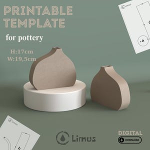 Op de afbeelding: Een digitaal printbaar sjabloon voor aardewerk met twee beige, platte vazen met een afgerond silhouet. De tekst luidt PRINTABLE TEMPLATE for pottery, H:17cm, W:19,5cm, Limus en DIGITAL DOWNLOAD. Inclusief technische diagrammen.