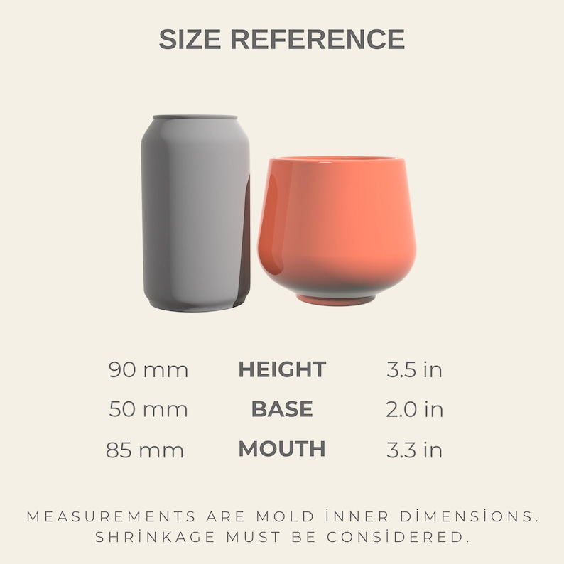 Peut inclure: Une canette grise et un gobelet corail sont pr&eacute;sent&eacute;s avec des r&eacute;f&eacute;rences de taille. Le gobelet mesure 8,9 cm de haut, 5,1 cm de base et 8,4 cm d'ouverture. Le texte indique "SIZE REFERENCE" et "MEASUREMENTS ARE MOLD INNER DIMENSIONS. SHRINKAGE MUST BE CONSIDERED."