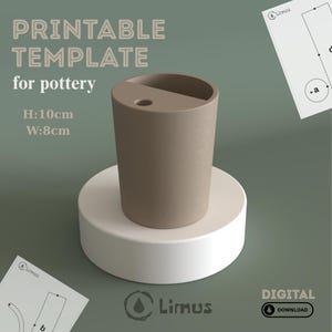 Puede incluir: Un recipiente de cerámica cilíndrico de color topo con una superficie superior plana que presenta una abertura circular y un recorte semicircular. El texto dice PRINTABLE TEMPLATE for pottery, H:10cm, W:8cm, Limus y DIGITAL DOWNLOAD.