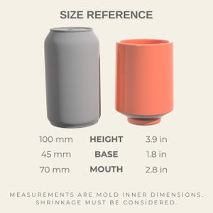 Peut inclure: Comparaison de taille entre une canette grise et un r&eacute;cipient cylindrique corail. La canette mesure 100 mm de haut, le r&eacute;cipient aussi, avec une base de 45 mm et une ouverture de 70 mm. Le texte "SIZE REFERENCE" est en haut.