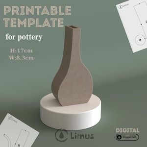 Op de afbeelding: Een taupekleurige vaas met een smalle hals en een brede, ronde basis. De tekst luidt PRINTABLE TEMPLATE for pottery, H:17cm, W:8.3cm, Limus en DIGITAL DOWNLOAD. De vaas staat op een witte cilindrische sokkel tegen een gedempte groene achtergrond.