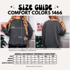 Pu&ograve; includere: Felpa girocollo leggera unisex grigio scuro. L'immagine include una guida alle taglie con misure in pollici per le taglie dalla S alla 3XL. Il testo "SIZE GUIDE COMFORT COLORS 1466" &egrave; in alto.
