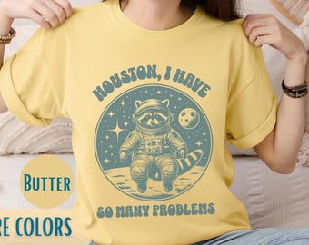 Maglietta retrò con procione spaziale, divertente maglietta con meme di astronauta, t-shirt in cotone Comfort Colors® con umorismo animale stravagante
