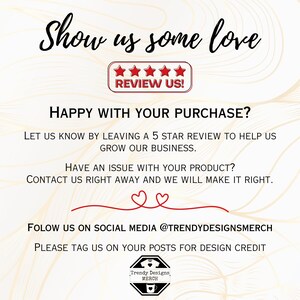 Pu&ograve; includere: Grafica promozionale con il testo "Show us some love" in corsivo. Include un badge "Review Us!" con cinque stelle e inviti all'azione per lasciare una recensione e contattare il venditore in caso di problemi. La grafica include anche l'handle dei social media @TRENDYDESIGNSMERCH.