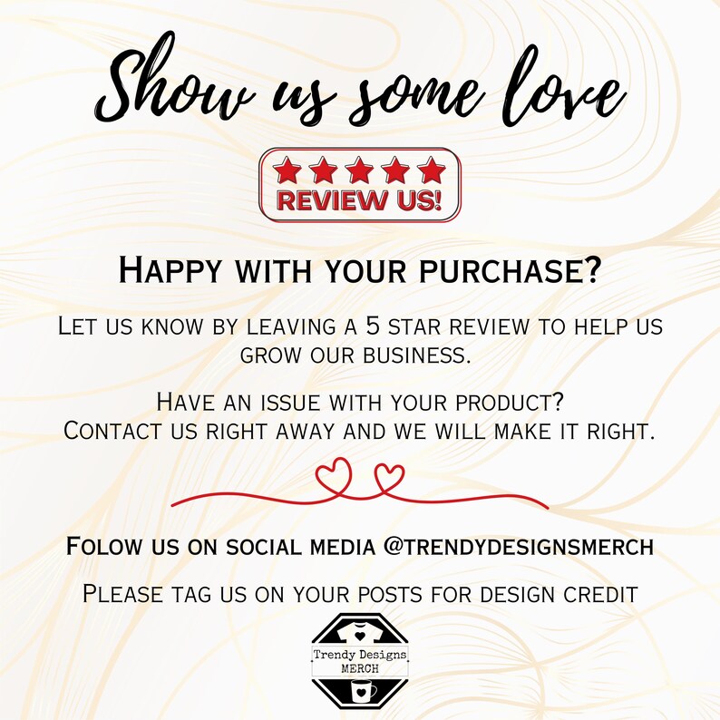 Pu&ograve; includere: Grafica promozionale con il testo "Show us some love" in corsivo. Include un badge "Review Us!" con cinque stelle e inviti all'azione per lasciare una recensione e contattare il venditore in caso di problemi. La grafica include anche l'handle dei social media @TRENDYDESIGNSMERCH.