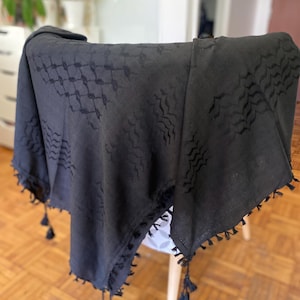 Authentische Hirbawi Keffiyeh – Rein Schwarz | Hergestellt in Palästina