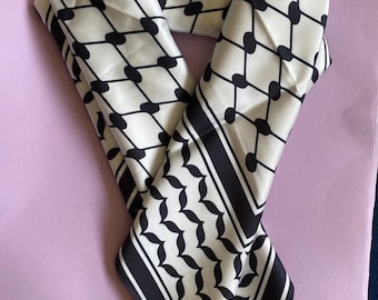 Weißer/schwarzer Satinschal/Bandana mit palästinensischem Keffiyeh-Muster.