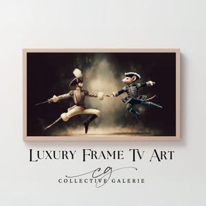 以下が含まれることがあります： 額縁に入ったアートワークは、軍服姿の2人の人物が剣で決闘している様子を描いています。一人は人間、もう一人はネズミです。アートワークは暗く煙のような背景に設定されています。フレームは明るい茶色です。下部のテキストは「LUXURY FRAME TV ART」と書かれています。