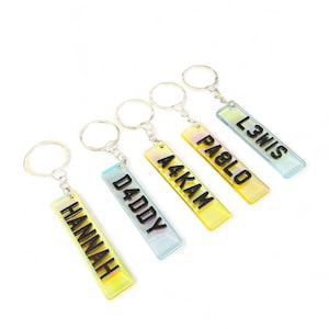 Aangepaste glow-in-the-dark en reflecterende gepersonaliseerde 4D-kentekensleutelhanger - aangepaste nummerplaatsleutelhanger - cadeau nieuwe bestuurder