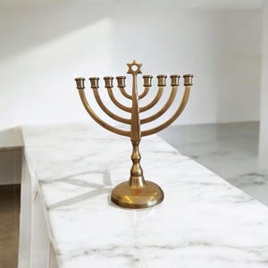 Vintage Brass Menorah 23 cm Height – Old Brass Jewish Hebrew Candle Holder 8 Branch and Star of David - Dekorative Jewish Hanukkah Menorah