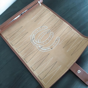 Backgammon portátil hecho a mano – Backgammon de viaje enrollable de cuero vegano – Juegos de mesa personalizados – Vintage – Juego de mesa de lujo – Regalo de viaje