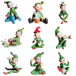 Puede incluir: Una colección de nueve figuras de elfos de cerámica vintage. Cada elfo se representa en una pose diferente, vistiendo un atuendo verde con detalles rojos o dorados. Algunos elfos tocan instrumentos, mientras que otros montan animales o sostienen objetos.