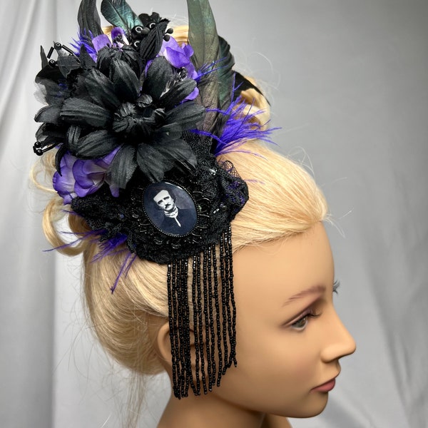 La pince à cheveux Mini Nevermore. Perles de jais antiques, plumes noires et violettes, fleurs vintage. Le corbeau. Edgar Allan Poe. Costume d'Halloween