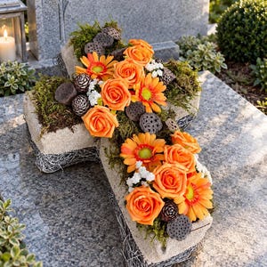 Arranjo para túmulo com cruz laranja de 40 cm, decoração para túmulo, urna, rosas para cemitério, Dia de Todos os Santos.
