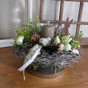 Pasen, paasarrangement, lente, bloemstuk, kaarsenhouder, kaars, tafelarrangement, paashaas, schaal, gedroogde bloemen