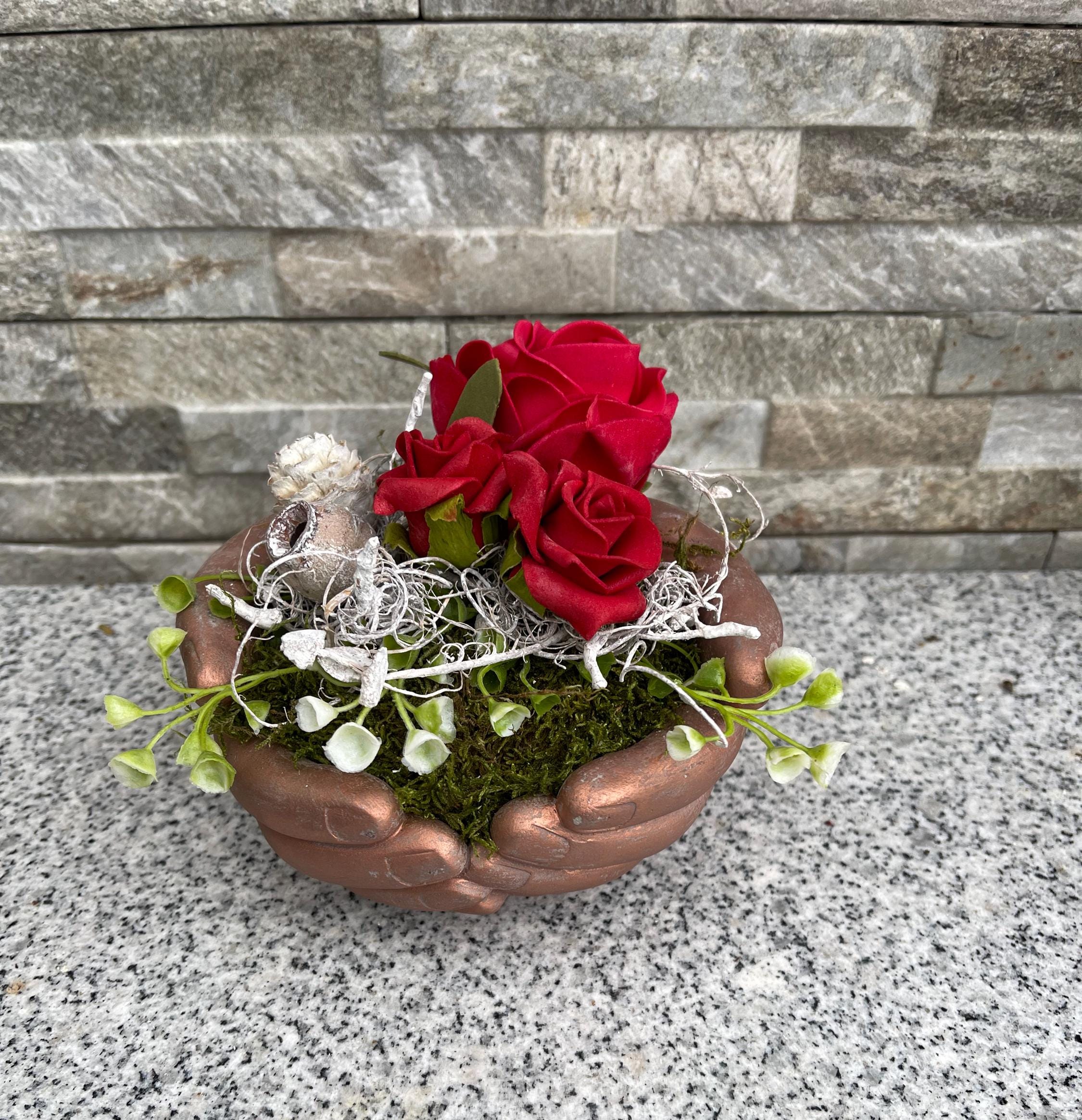 Grabgesteck Blumengesteck Grabschmuck Hände Gesteck Kunstblumen Rot 17cm