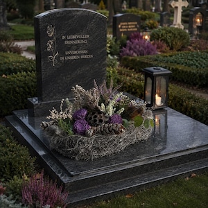 Grabgesteck 45cm Künstlich LilaGrabschmuck Gesteck Urnengrab Friedhof Kunstblumen Heide Lotus Zapfen Nachhaltig Dauerhaft
