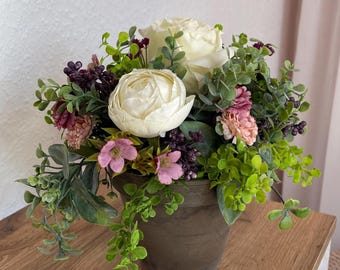 Seidenblumengesteck Sommer Seidenblumen Landhaus Tischgesteck Landhausstil Rosen Blumenstrauß Beeren weiß