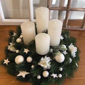 40x40cm Adventskranz weiß sehr Edel Advent Kranz Kugeln Adventsgestecke Weihnachten mit 4 Stumpen Sicherheit Kerzen künstlicher Tannenkranz