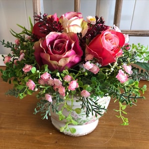 Seidenblumengesteck Seidenblumen Landhaus Bauern Stil Tischgesteck Landhausstil Rosen Blumenstrauß Tischgesteck Rosen Keramik Bauern-Topf