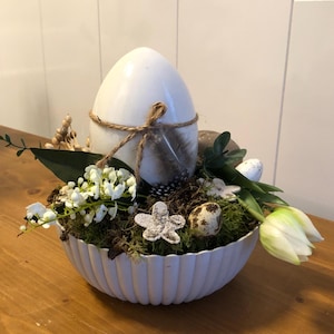 Arranjo de Páscoa de primavera para presente feito de decoração natural, ovos, ovos de codorna e flores de seda com ovo de cerâmica