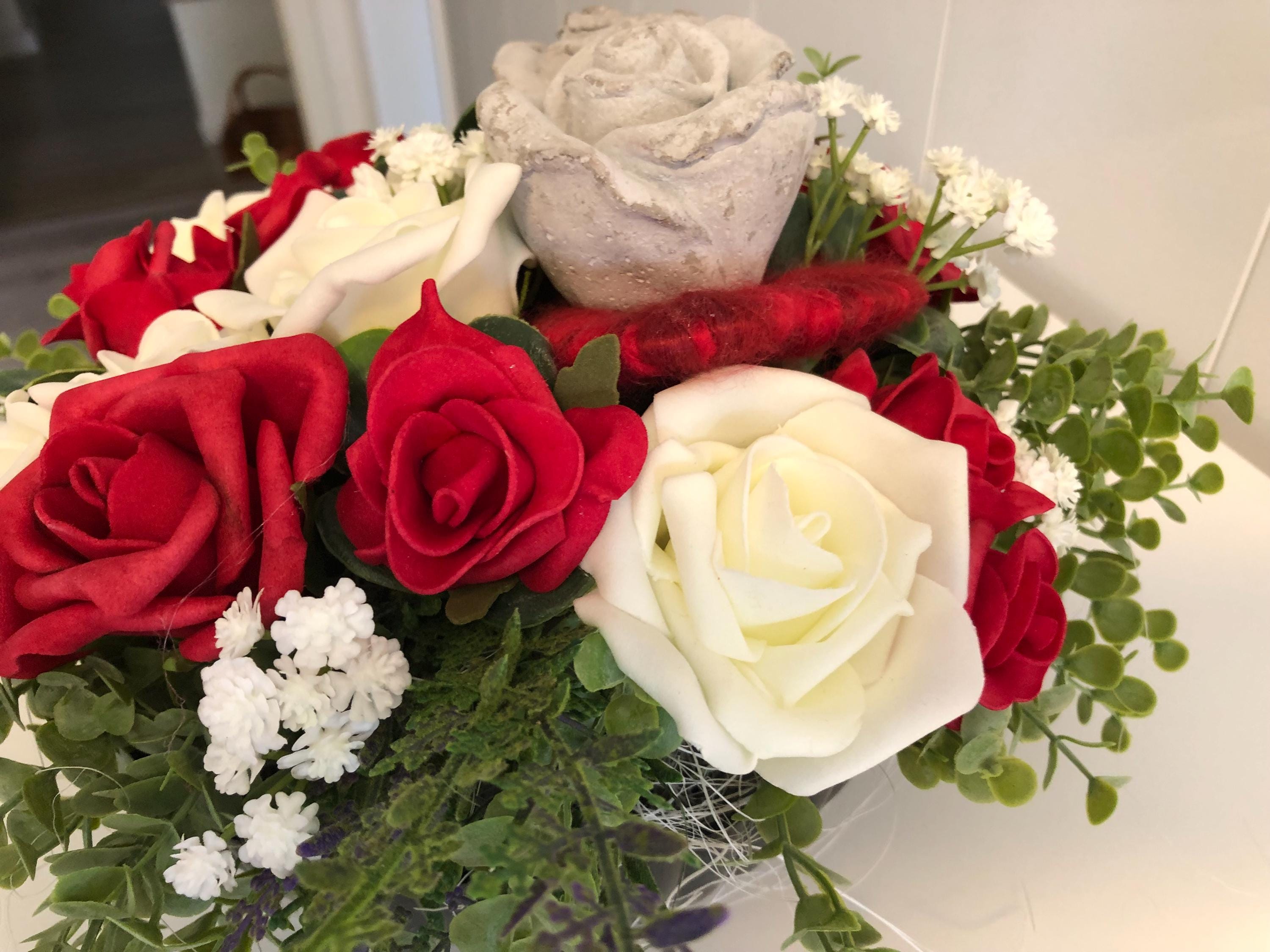 Grabschmuck mit Zement Rosen Grabgesteck Kunstblumen Allerheiligen grabschmuck-mit-zement-rosen-grabgesteck-kunstblumen-allerheiligen