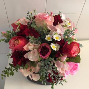 Rosa Rot Ganzjährig haltbar Blumengesteck Tisch Gesteck Rosen Geschenk Seidenblumen und Kunstblumen Geburtstag