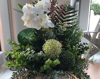 Großes Gesteck Ganzjährig haltbar Blumengesteck Tisch Aurelia Geschenk Seidenblumen und Kunstblumen Farbe Grün Creme mit Orchideen