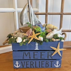 Nautisch bloemstuk 25 x 35 cm, zomerarrangement, vissen, grassen, nautisch, zeilboot, schelpen, zee, vuurtoren, vissen, bloemstuk, slakken, zee