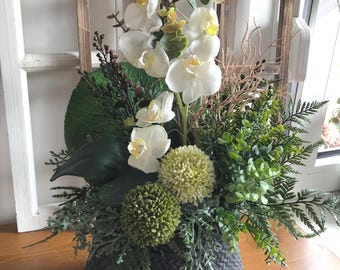 Großes Gesteck Ganzjährig haltbar Blumengesteck Tisch Aurelia  Geschenk Seidenblumen und Kunstblumen Farbe Grün Creme mit Orchidee